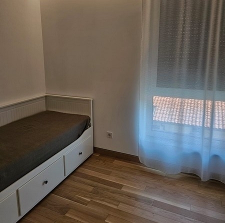 Spálňa s veľkým oknom