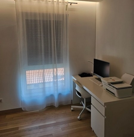 Čiastočne zariadená spálňa