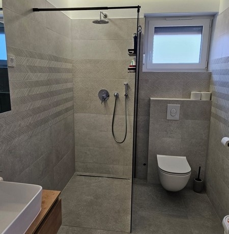 Moderná kúpeľňa s veľkým sprchovacím kútom