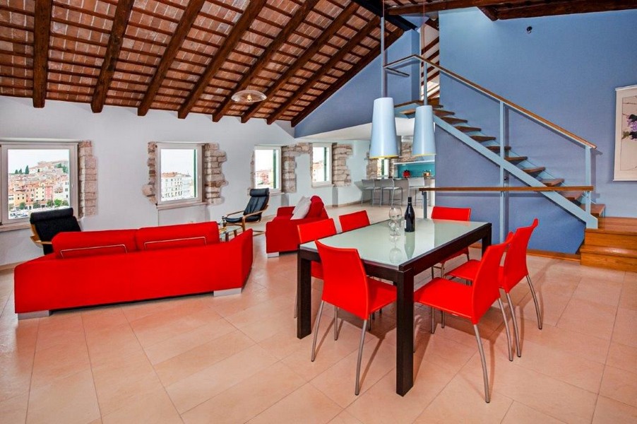 Vnútorné schody vedú do podkrovia nehnuteľnosti A3052 na Istrii - Panorama Scouting.