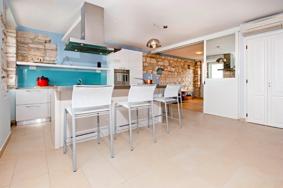 Moderná kuchyňa s tyrkysovým kuchynským kútom.