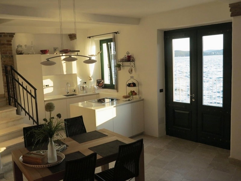 Obývacia izba s výhľadom na more.