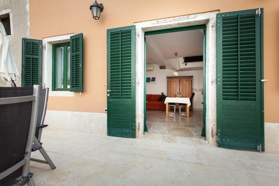 Terasa a výhľad do obytnej časti nehnuteľnosti A3053 v Rovinji na Istrii.