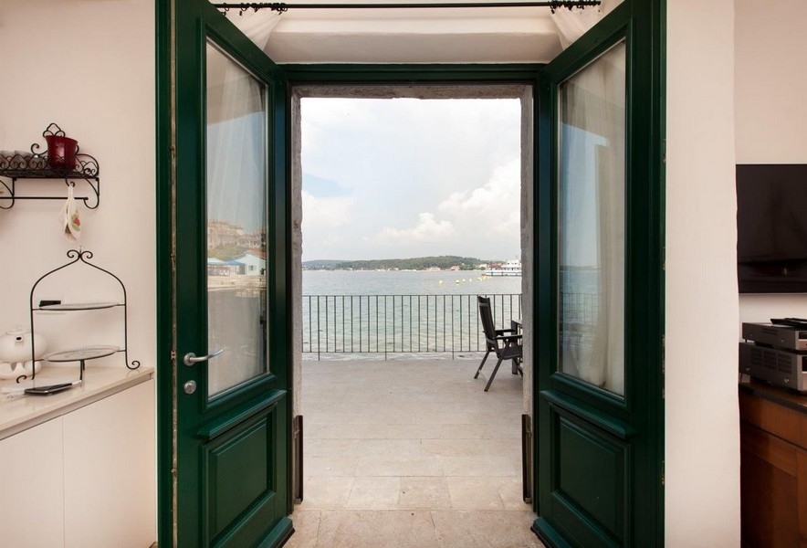 Reality Istria - Panorama Skauting: Pohľad na terasu priamo pri mori.