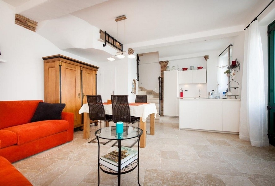 Obývacia izba so štýlovým stredomorským zariadením.