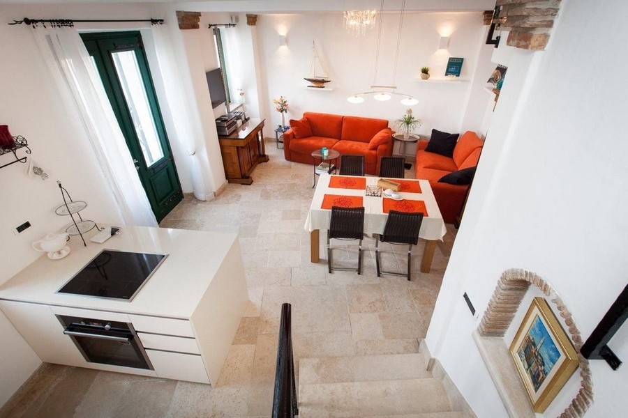 Schody vedú do obytnej časti.