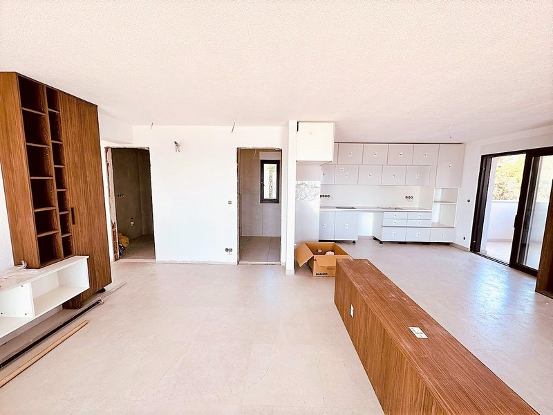 Svetlý obytný priestor nehnuteľnosti A3057 na Hvare v Chorvátsku.