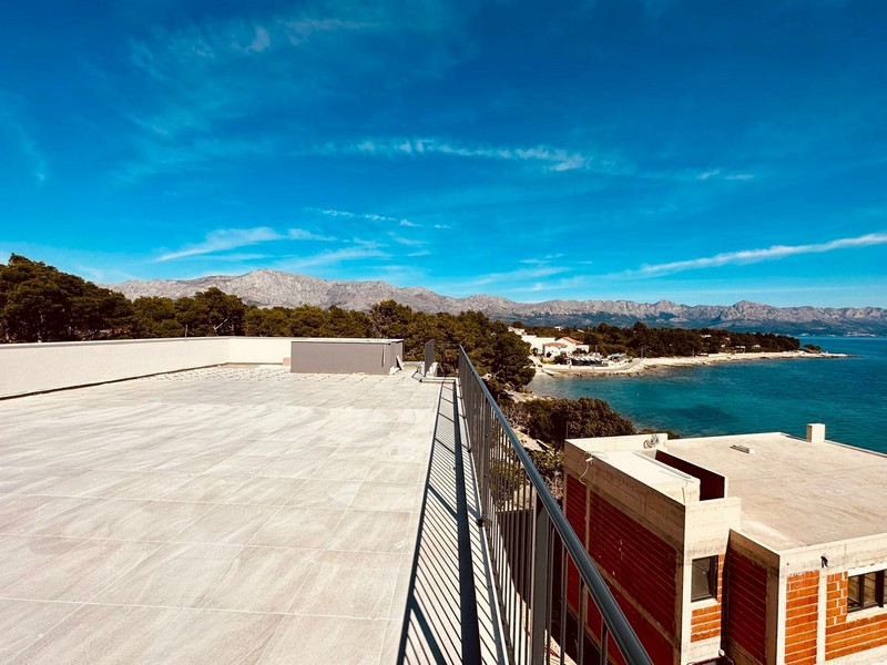 Strešná terasa s výhľadom na more a hory.