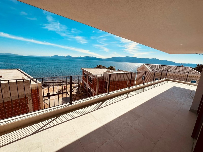 Pohľad z krytej terasy nehnuteľnosti A3057 na ostrove Hvar v Chorvátsku - Panorama Skauting.