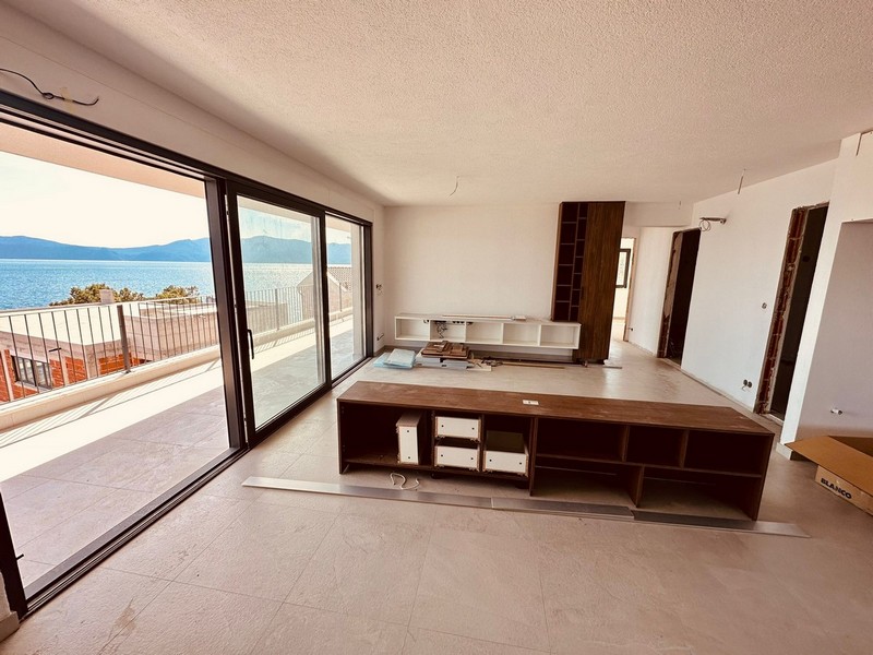 Moderná obývacia izba apartmánu A3057 v Dalmácii, Chorvátsko.