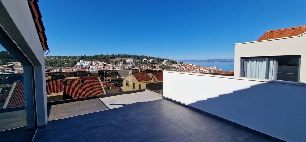 Terasa nehnuteľnosti A3058, ponúkaná na predaj na ostrove Brač, Chorvátsko.