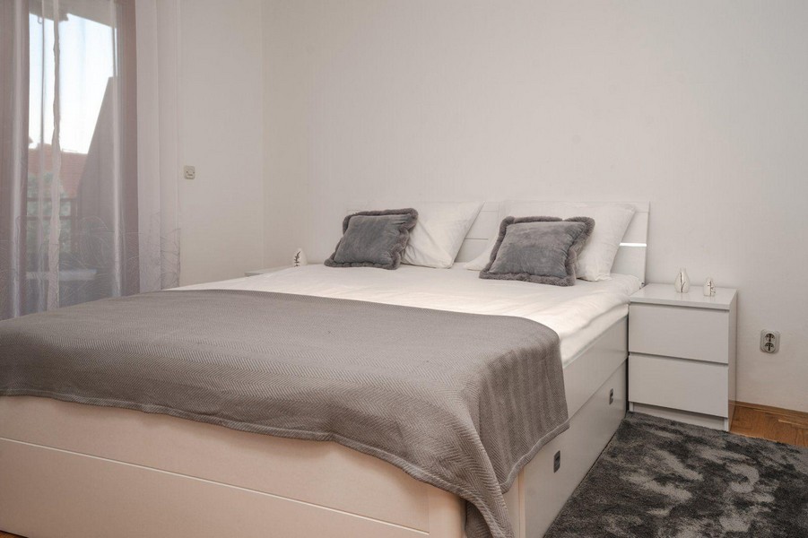 Spálňa s manželskou posteľou.