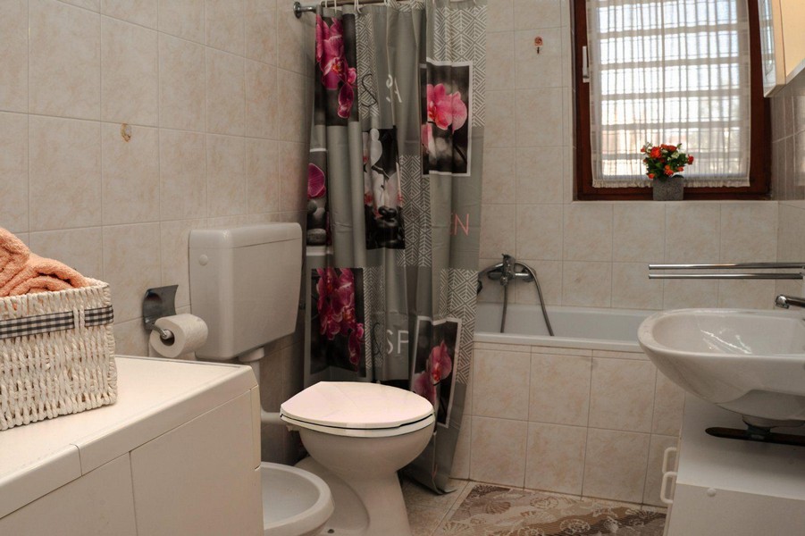 Kúpeľňa s vaňou a WC.