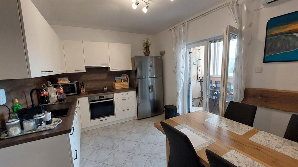 Priestranná kuchyňa s jedálenským kútom a prístupom na balkón