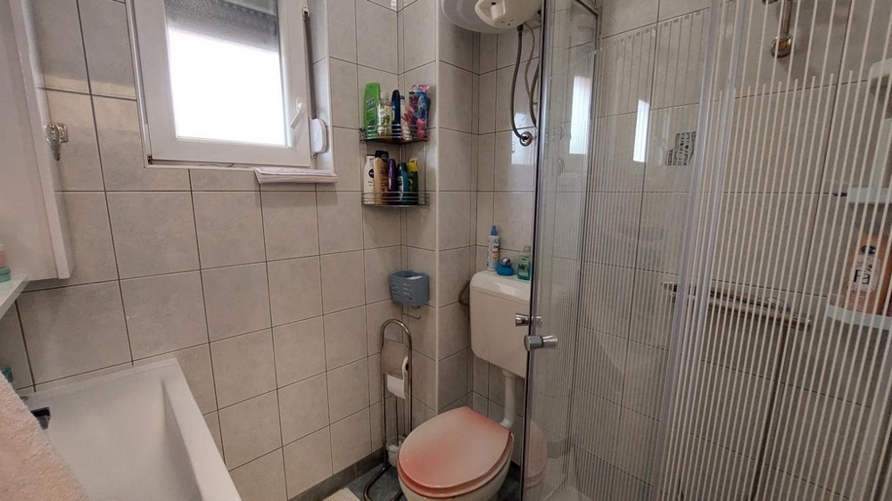 Kúpeľňa so sprchovacím kútom a oknom