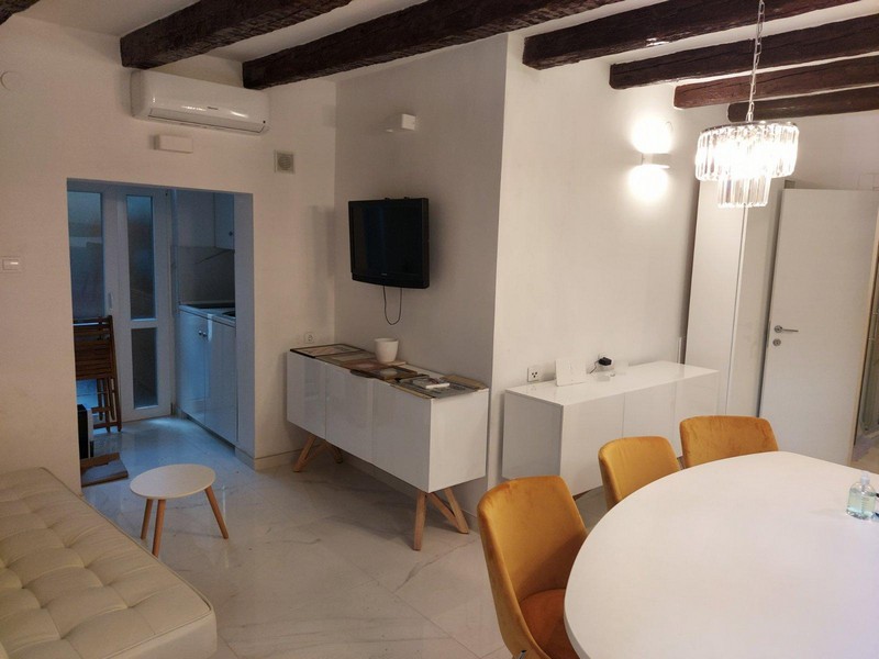 Klimatizovaná obývacia izba s TV a jedálenským kútom, ako aj kuchynka.