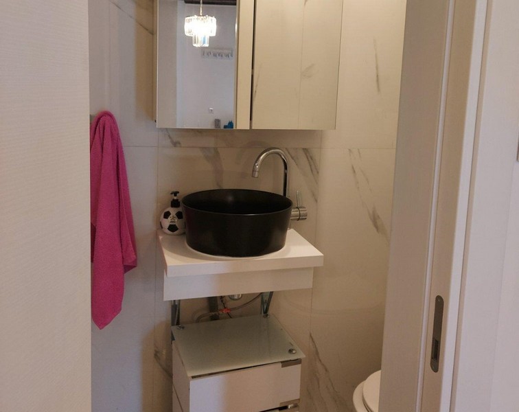 Kúpeľňa so sprchovacím kútom.