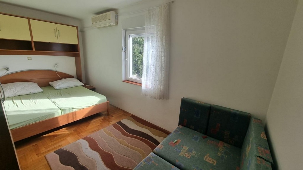 Priestranná spálňa s oknom