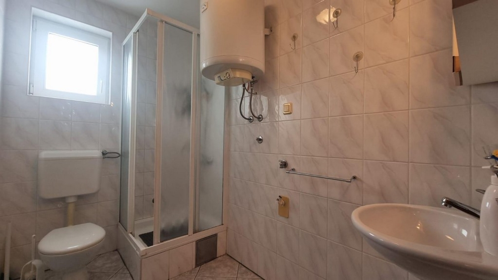 Kúpeľňa s oknom a sprchovacím kútom