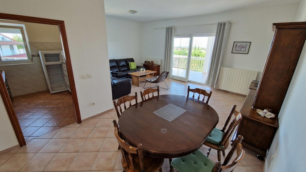 Svetlé izby s veľkými oknami