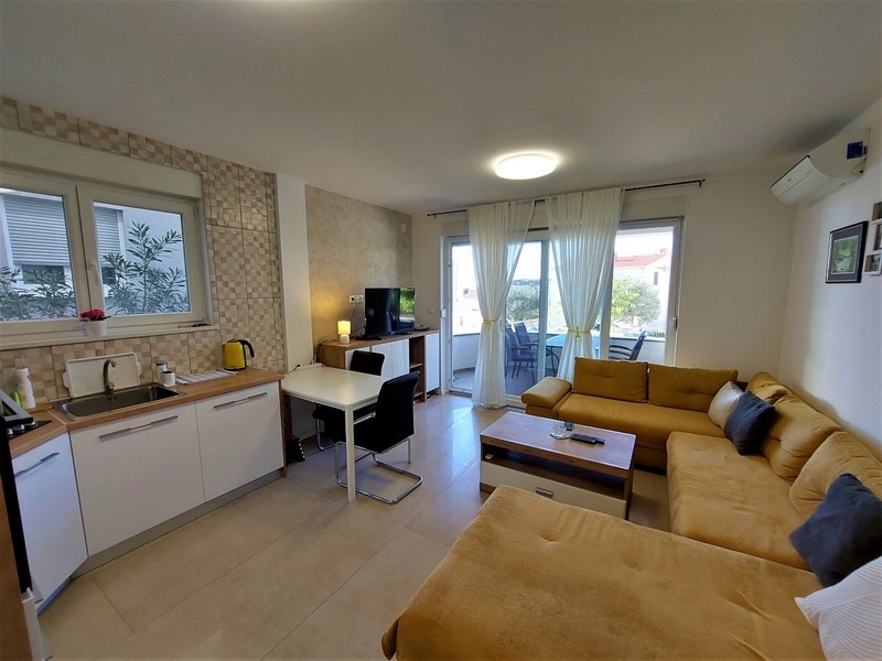 Obývacia časť s výstupom na terasu.