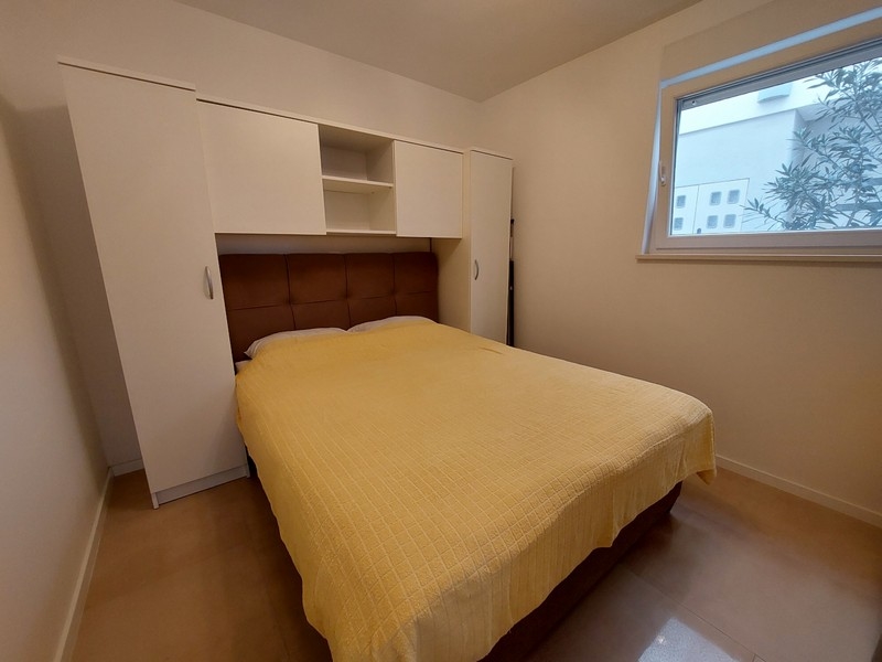 Spálňa so vstavanou skriňou.