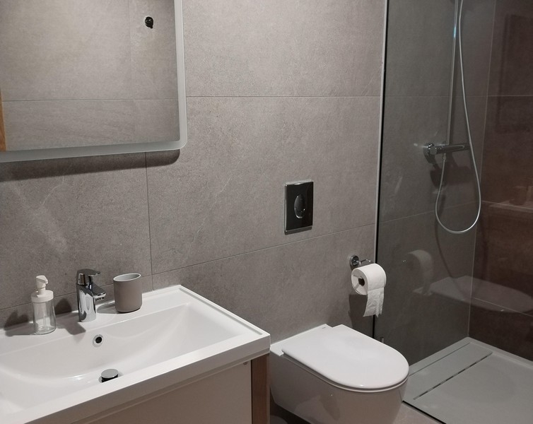 Moderná kúpeľňa so sprchovacím kútom.