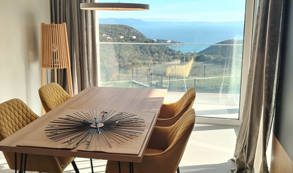 Pohľad na jedálenský stôl a more - nehnuteľnosť A3124 v Chorvátsku.