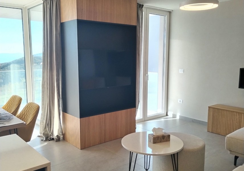 Moderný obývací priestor a východ na terasu.