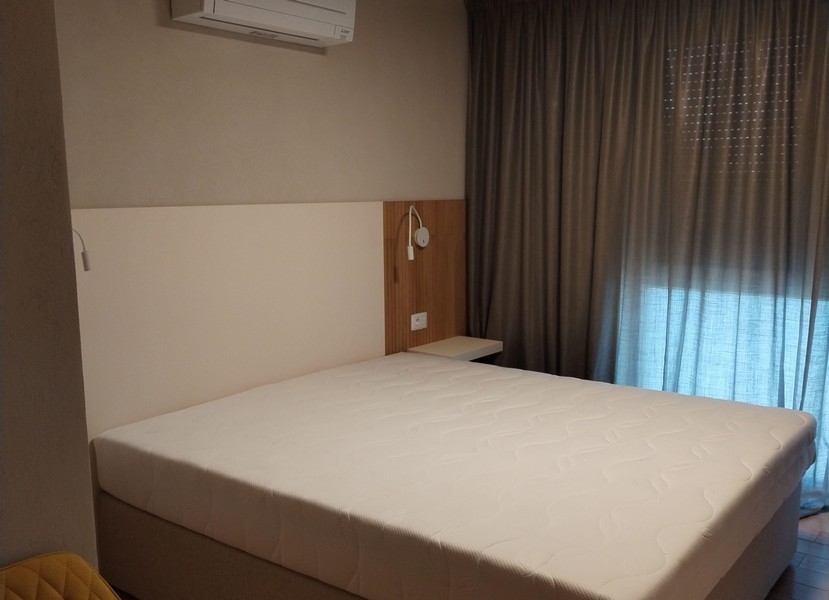 Klimatizovaná spálňa s modernou manželskou posteľou.