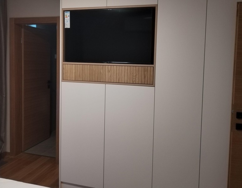 Integrovaný televízor v spálni.