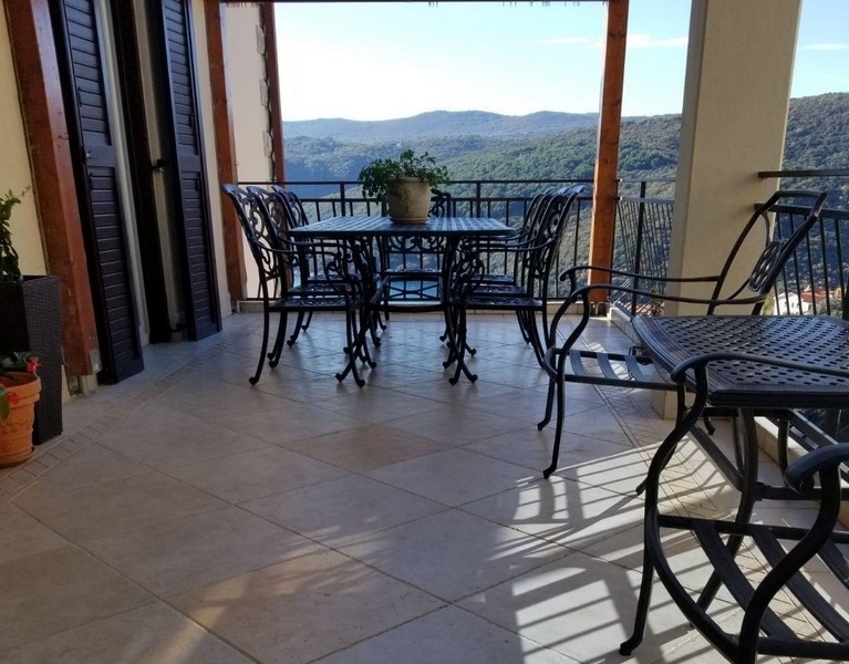 Terasa s krásnym výhľadom na okolie