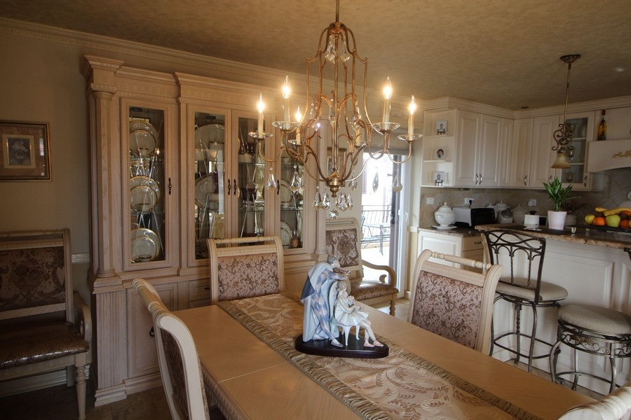 Priestranný jedálenský kút