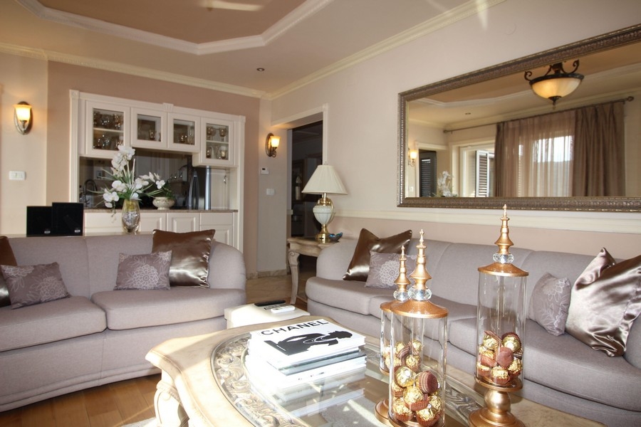 Svetlá obývačka kompletne zariadená