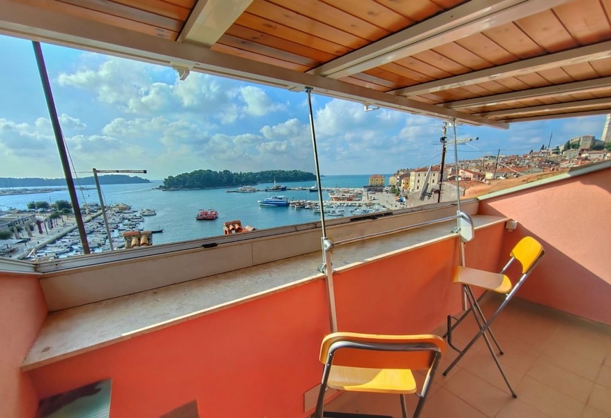 Panoramatický výhľad na more z terasy nehnuteľnosti A3130 na Istrii.