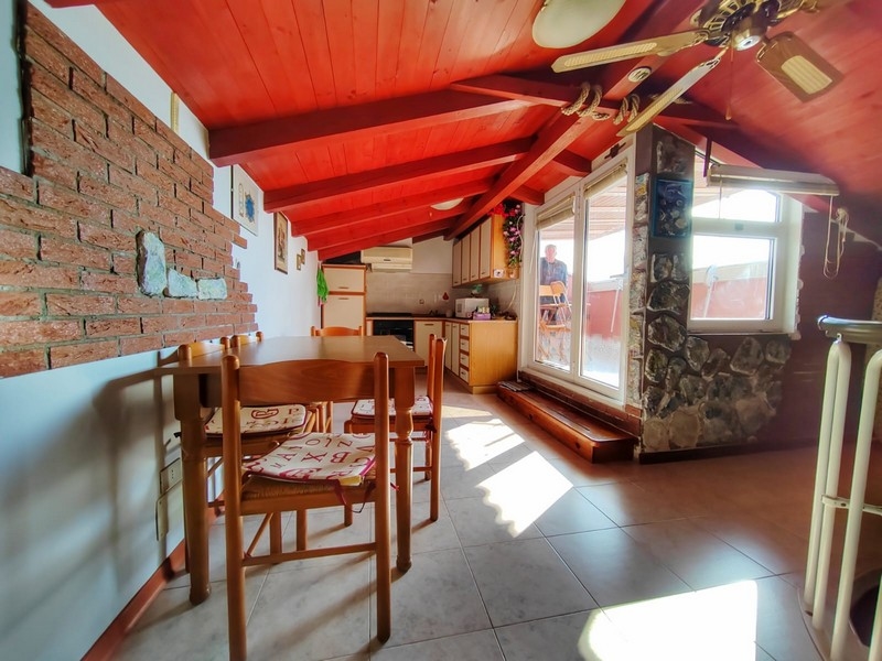 Izba a terasa s výhľadom na najvyššom poschodí nehnuteľnosti.