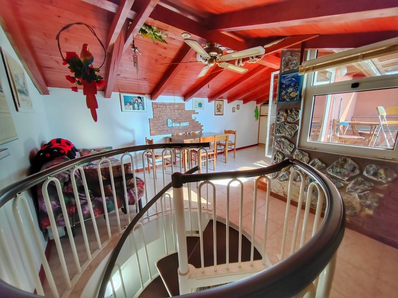 Na najvyššie poschodie vedú točité schody.