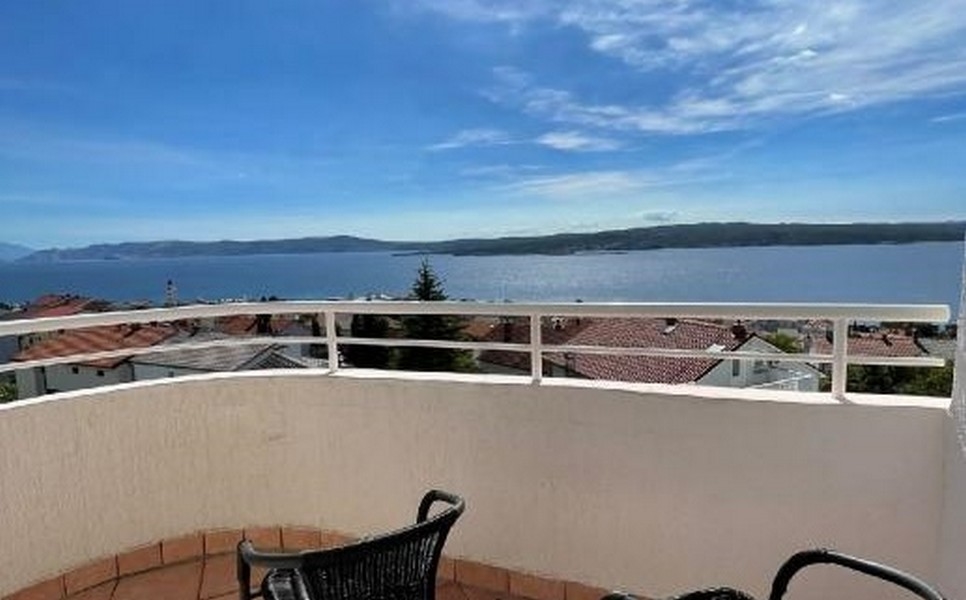 Panoramatický výhľad z balkóna chorvátskej nehnuteľnosti s výhľadom na Jadranské more.