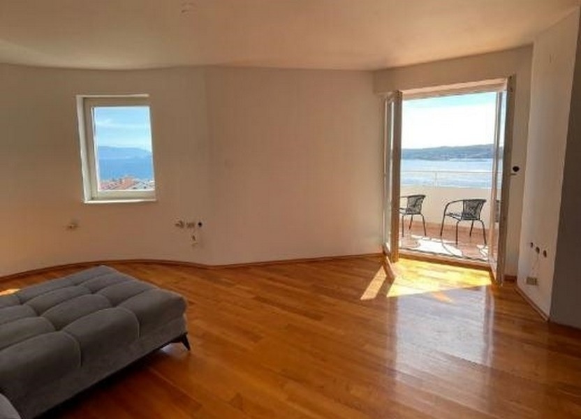 Svetlá spálňa v chorvátskom apartmáne s výhľadom na prírodu cez okno