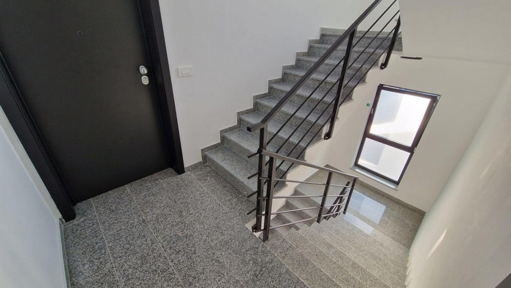 Panorama Skauting - Vstupný priestor a schodisko v modernej nehnuteľnosti v Chorvátsku.