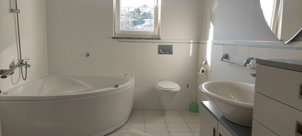 Kúpeľňa s veľkou vaňou a oknom