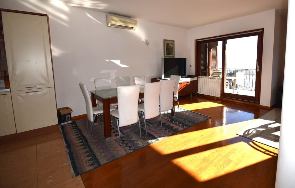 Svetlá obývacia izba s prístupom na loggiu, nehnuteľnosť v Opatiji, Chorvátsko, A3157