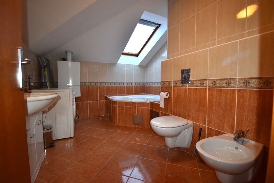 Kúpeľňa s vaňou v mezonetovom byte, Real Estate Opatija, Chorvátsko, A3157.