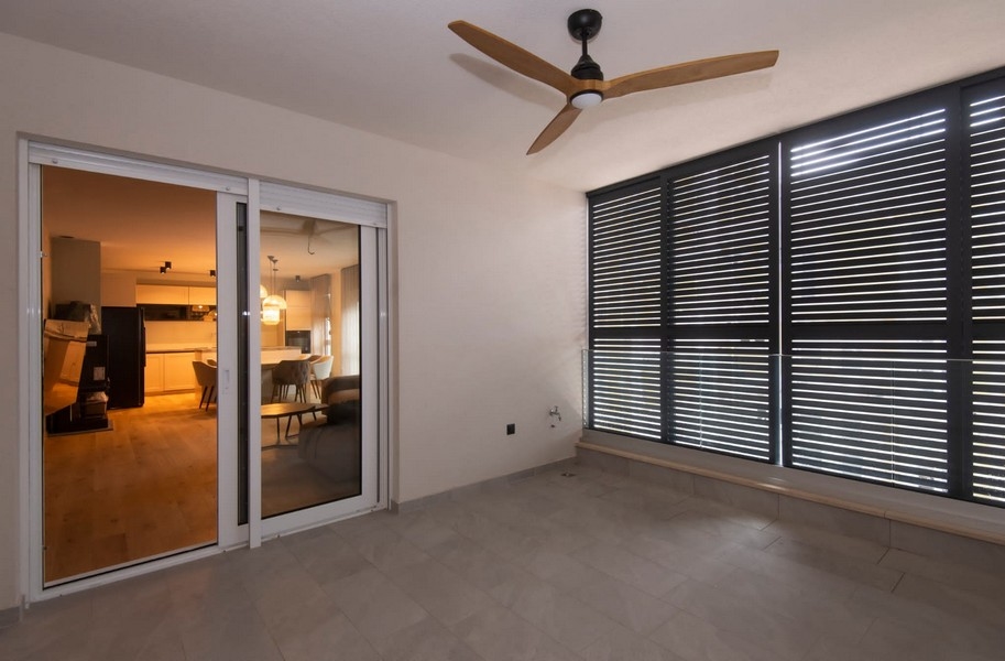 Pohľad z balkóna moderného bytu na predaj v Splite v Chorvátsku s posuvnými dverami a súčasným dizajnom.