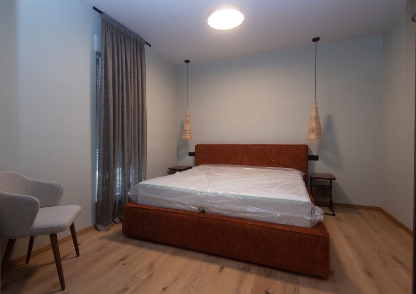 Hlavná spálňa s pohodlnou veľkou posteľou v modernom apartmáne na predaj v Splite, Chorvátsko.