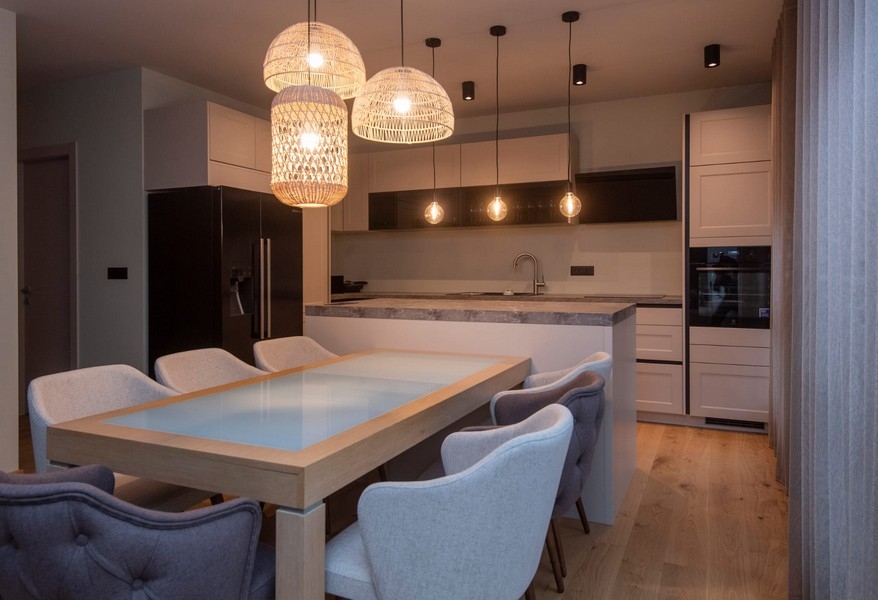 Súčasný jedálenský a kuchynský kút v modernom apartmáne v Splite v Chorvátsku s dizajnovým nábytkom a príslušenstvom.