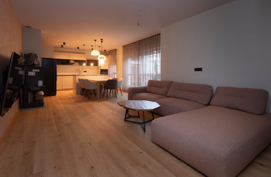 Príjemná obývacia izba s moderným vybavením v byte na predaj v Splite v Chorvátsku s prirodzeným svetlom.