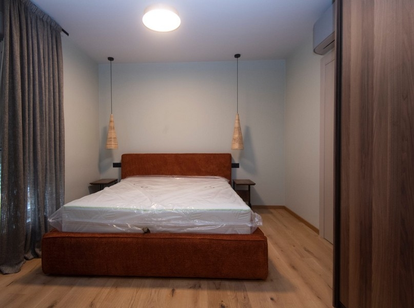 Druhá spálňa v modernom apartmáne na predaj v Splite v Chorvátsku ukazuje moderný komfort a štýl.