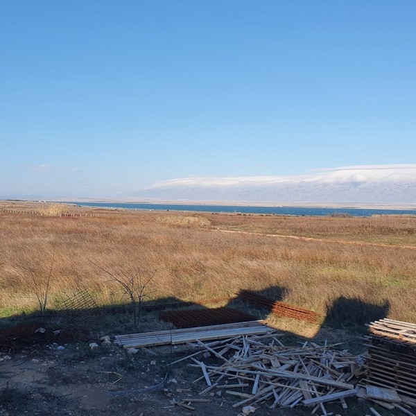 Prírodná krajina a výhľad na more v Privlake, Chorvátsko, v blízkosti bytov na predaj.