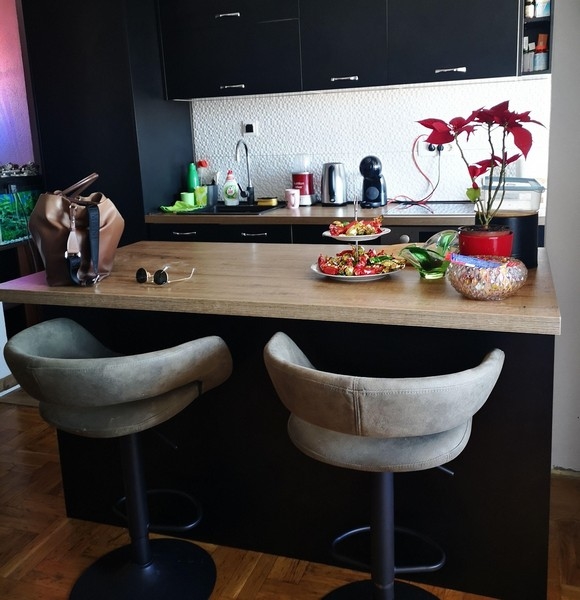 Moderne vybavená kuchynka s barovými stoličkami a čerstvo pripraveným jedlom v apartmáne v Chorvátsku – Real Estate Croatia.